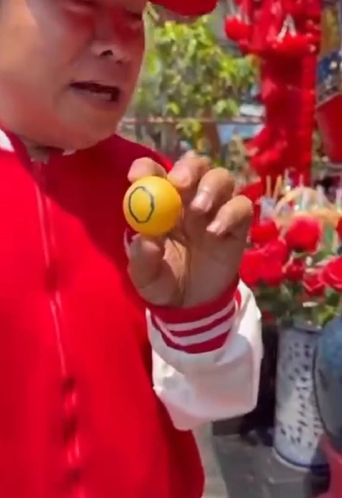 ลูกทุ่งดัง "มนต์สิทธิ์ คำสร้อย" โชว์จับลูกปิงปอง หยิบได้เลขสวย