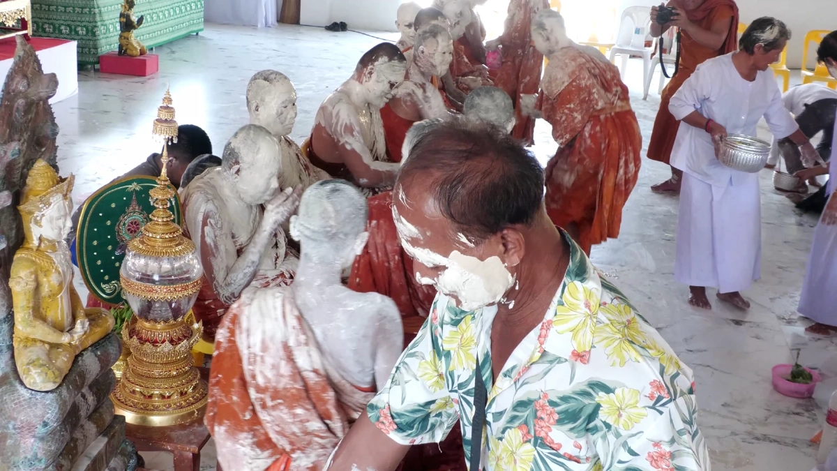 ขำพระเณรจะบาปไหม! พระ-เณรสุรินทร์โดนปะแป้งนึกว่าชุบแป้งทอด