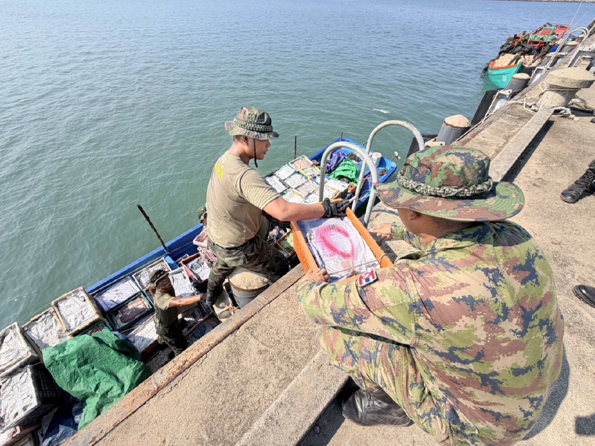 ศรชล.ตราด สกัดจับเรือ 5 ลำลอบขนสินค้าส่งเขมร ยึดของกลางเพียบ