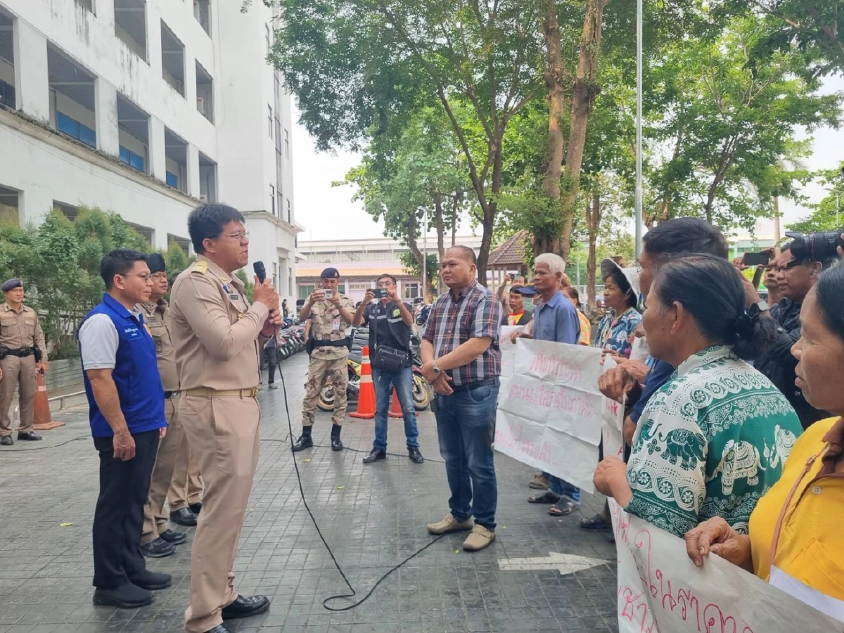 ขายข้าว 1 โลซื้อมาม่าไม่ได้! ชาวนาอุตรดิตถ์รวมตัวยื่นหนังสือจี้รัฐบาล