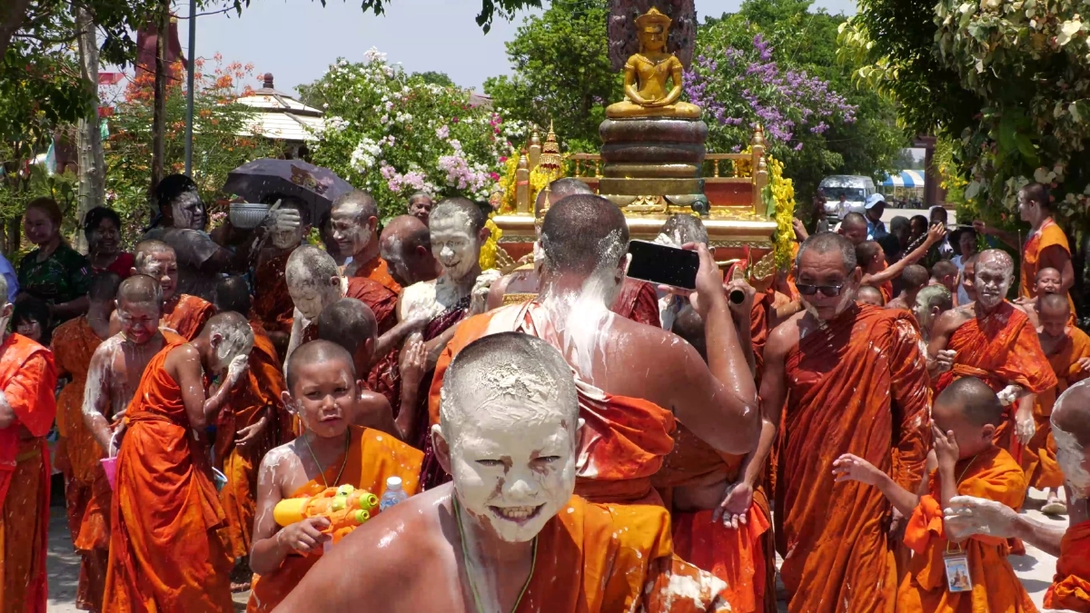 ขำพระเณรจะบาปไหม! พระ-เณรสุรินทร์โดนปะแป้งนึกว่าชุบแป้งทอด