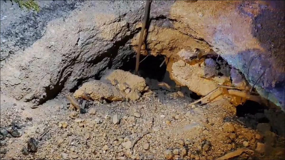 หนุ่มขี่มอเตอร์ไซค์ป้ายแดงตกหลุมริมทาง อัดเสาไฟบาดเจ็บ