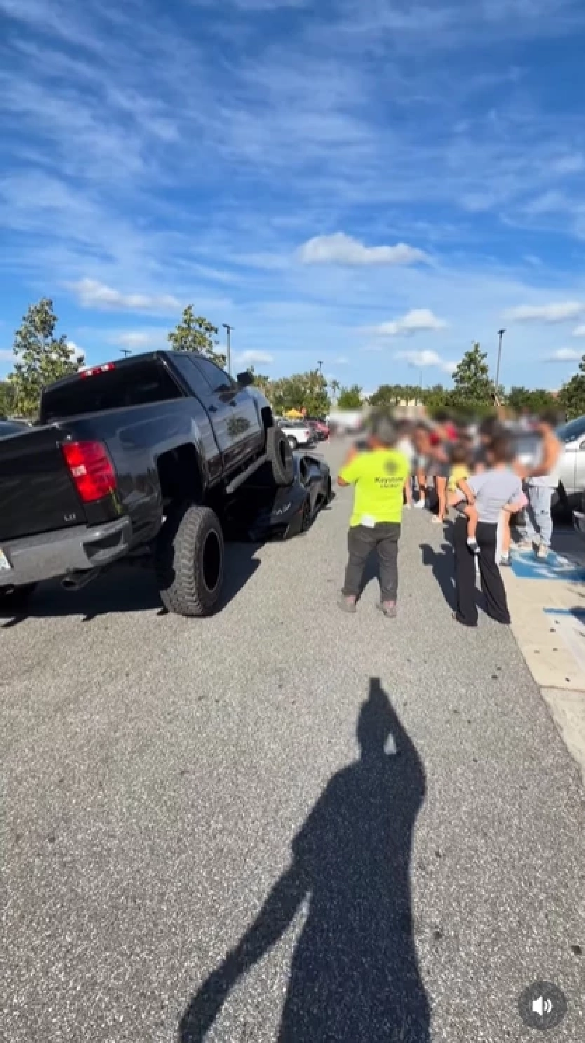 กระบะงานงอก เหยียบ ลัมโบร์กินี เยินขนาดนี้ค่าชดใช้ไม่อยากจะคิด