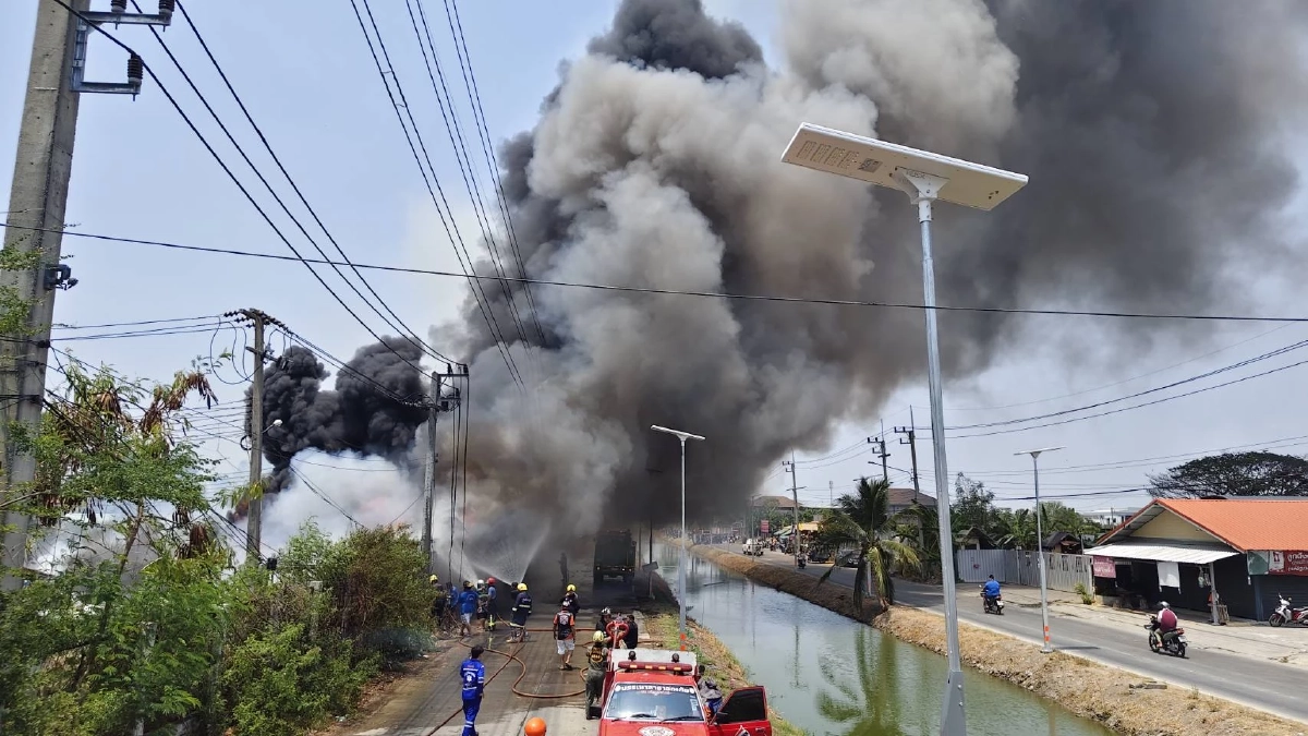 ไฟไหม้ป่าลามเผากองยางหลังเซียงกงรังสิต วอดรถยนต์ 2 คันรวด