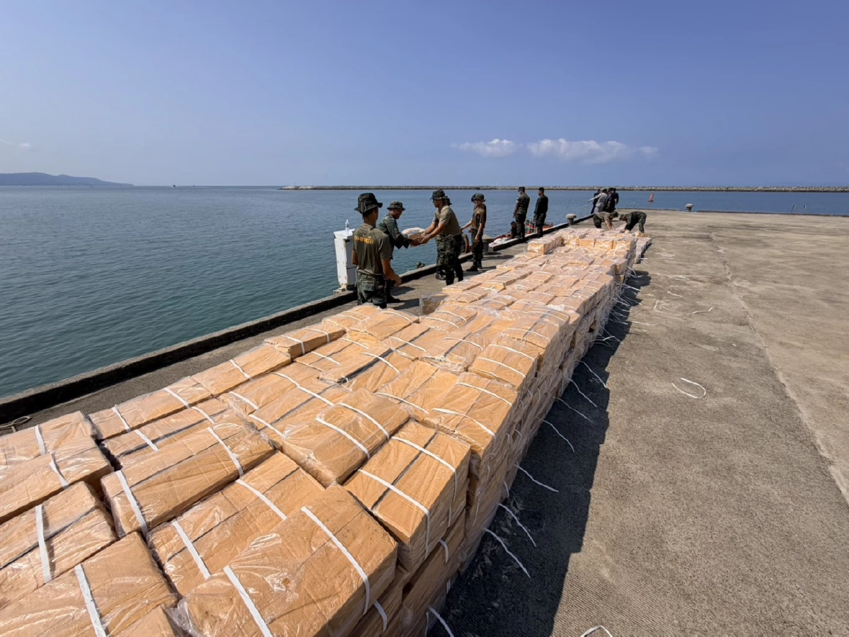 ศรชล.ตราด สกัดจับเรือ 5 ลำลอบขนสินค้าส่งเขมร ยึดของกลางเพียบ