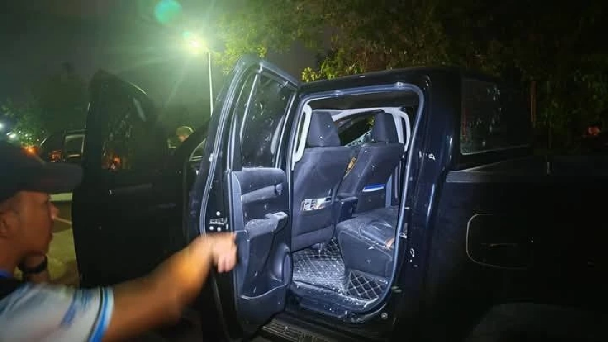 คนร้ายบุกสังหารอุกอาจ ปลัดอำเภอ ดับ 2 คารถ พร้อมสาวนั่งข้าง