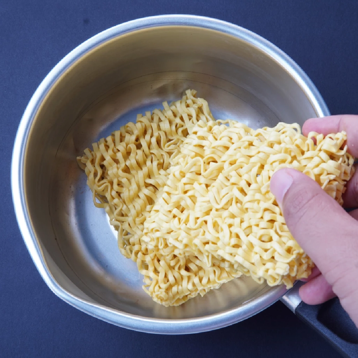 เลิกต้มแบบเดิม! สูตรบะหมี่กึ่งสำเร็จรูปไมโครเวฟ เส้นนุ่มใน 3 นาที