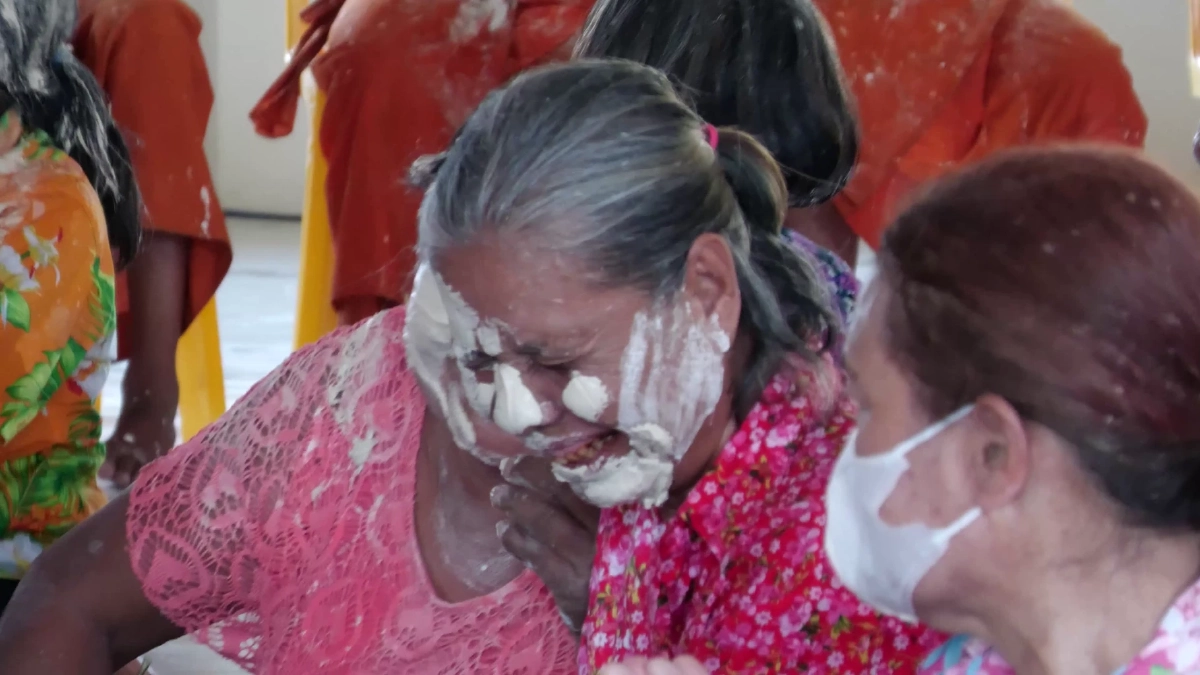 ขำพระเณรจะบาปไหม! พระ-เณรสุรินทร์โดนปะแป้งนึกว่าชุบแป้งทอด