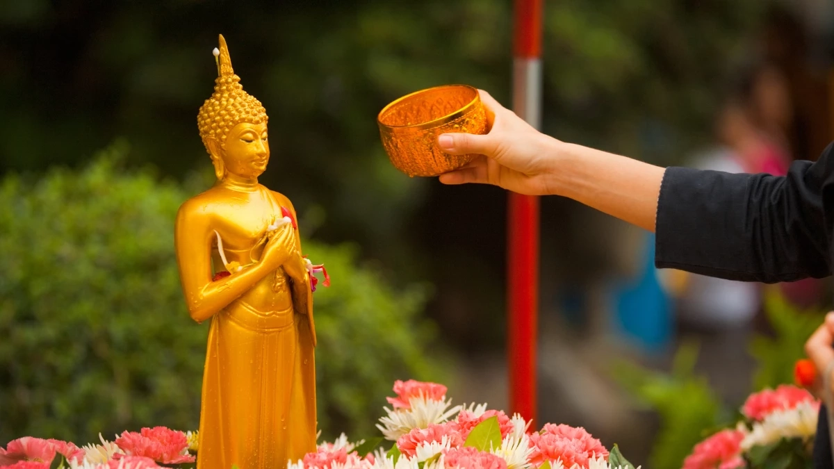 วิธีสรงน้ำพระที่บ้าน รับ วันสงกรานต์ 2569 ทำตามนี้ถูกต้อง