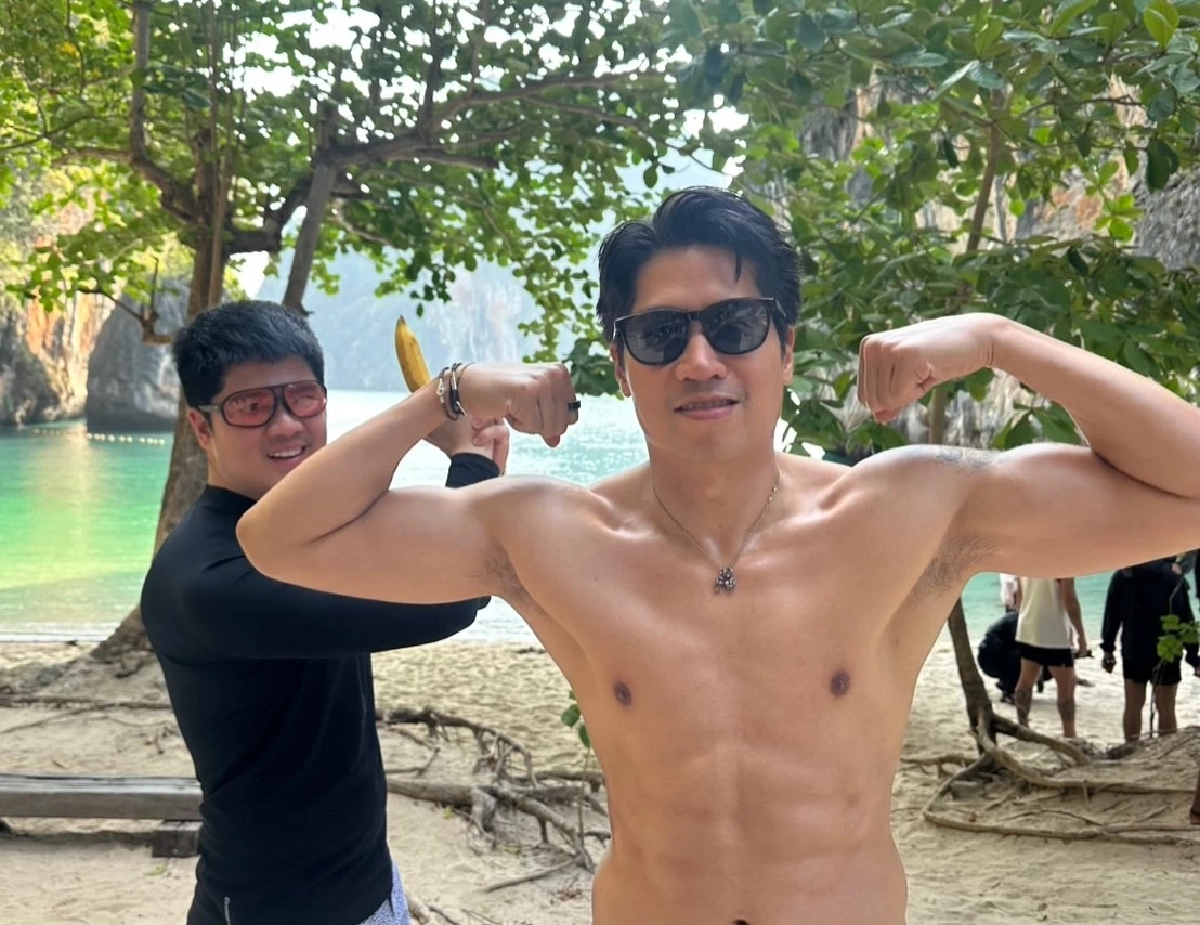 "เต้ ภูริต" อวดร่างทอง ซิกแพคแน่น เบียร์ ใบหยก รีบมาคอมเมนต์ทันที