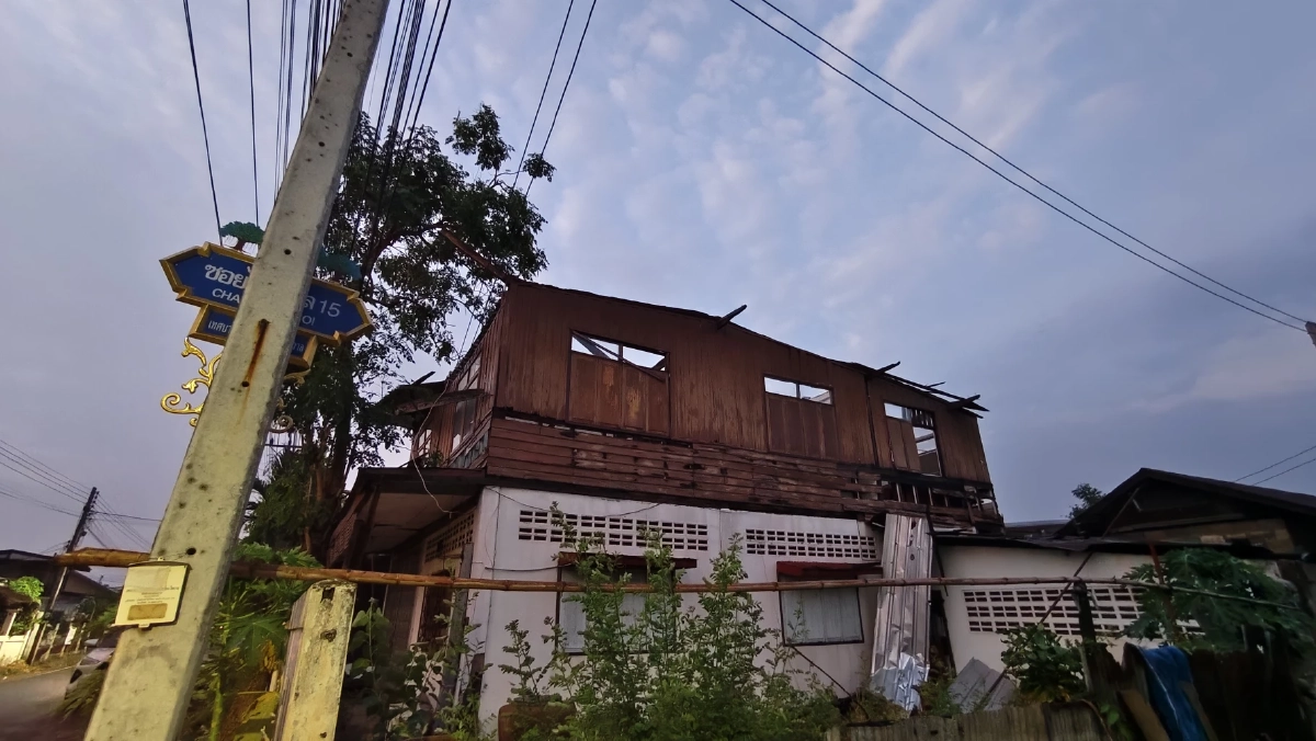 พายุฤดูร้อนถล่มอำเภอครบุรี บ้านเรือนเสียหายกว่า 20 หลัง