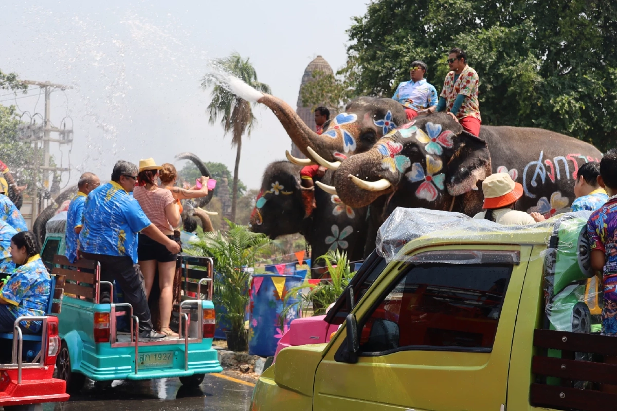 อยุธยาพร้อม! ขนช้าง 10 เชือกเล่นน้ำปาร์ตี้โฟมรับสงกรานต์