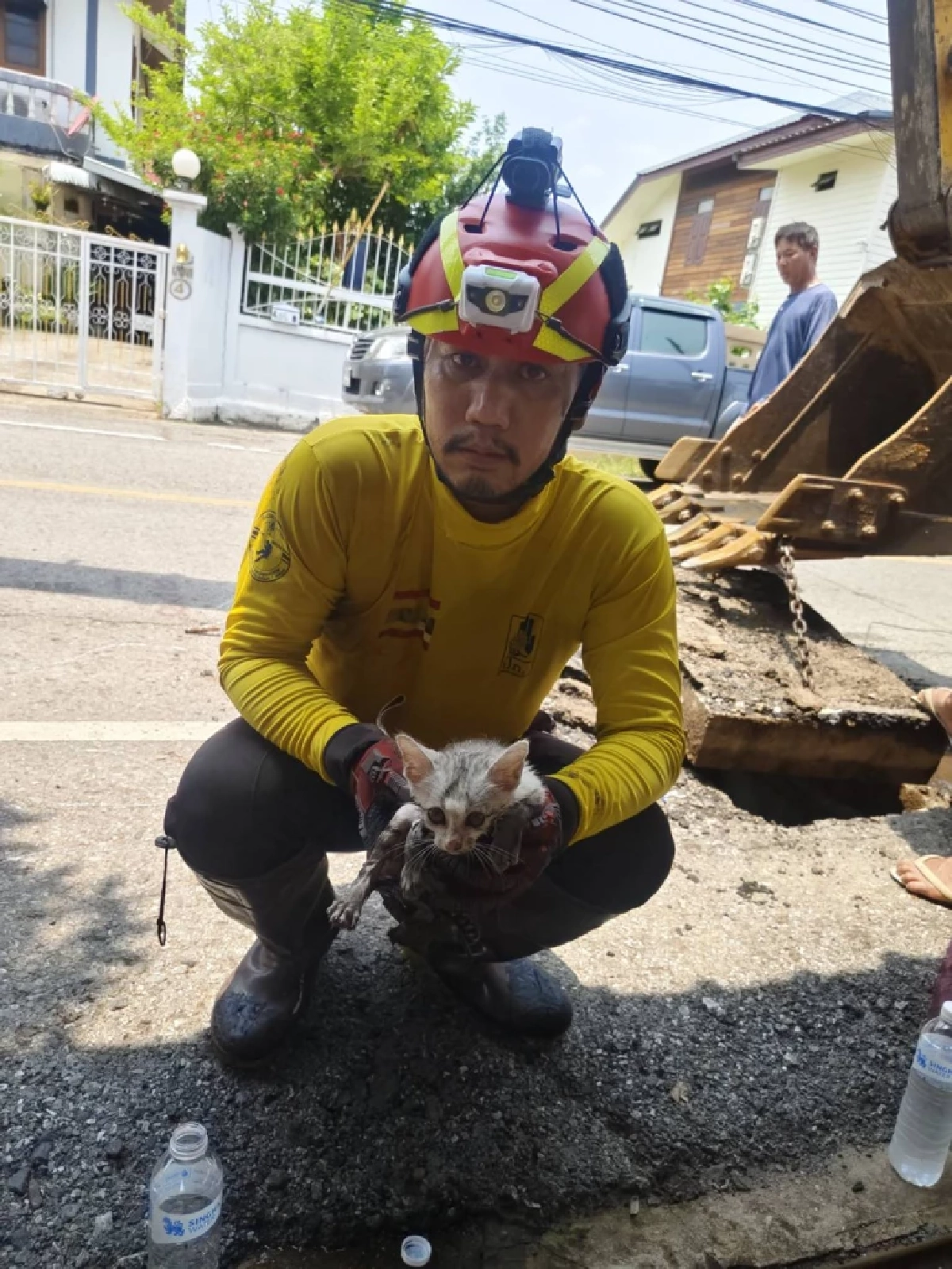 นาทีชีวิต แบ็คโฮขุดถนนช่วยแมวติดท่อ เจ้าหน้าที่ลั่นทุกชีวิตมีค่า