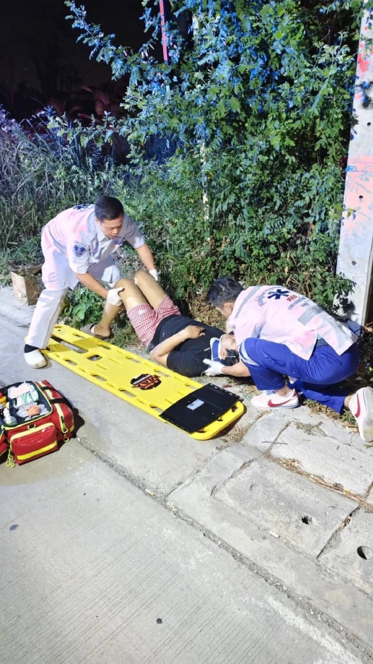 ลูกบอลปริศนาหล่นจากกระบะ หนุ่มขี่ จยย.ทับ เลือดออกในสมอง