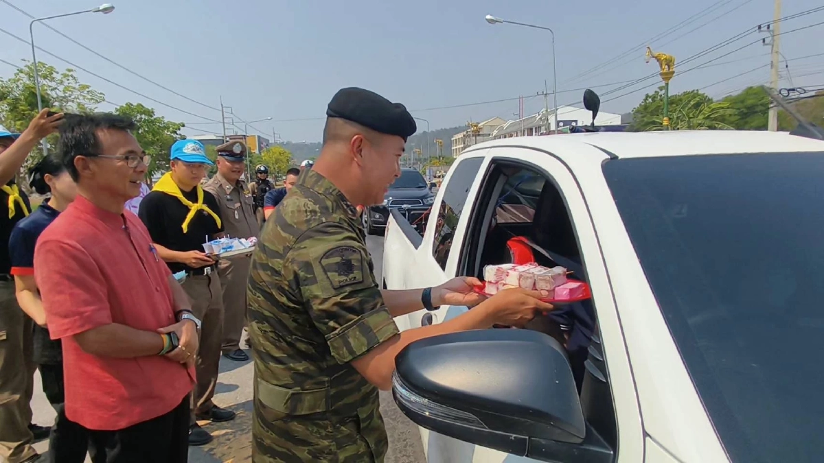 นึกว่าโดนใบสั่ง อุทัยฯ แหวกแนว! ด่านตรวจแจกไอติมโบราณ