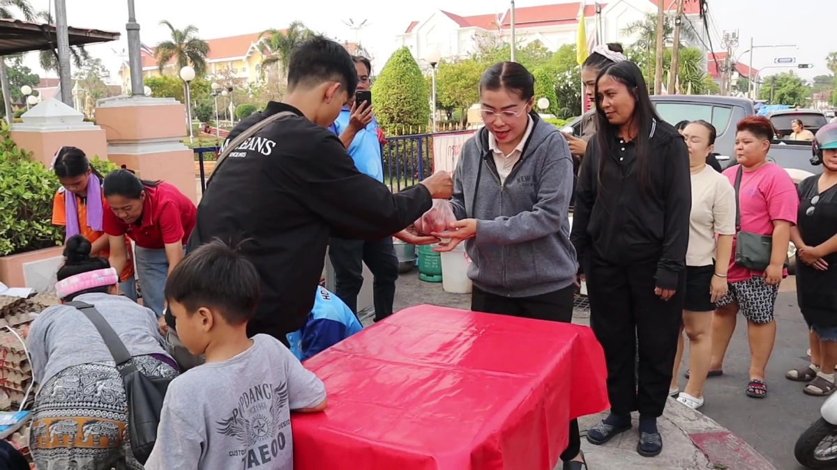 หนุ่มขนไข่ 6,000 ฟองแจกฟรีชาวอุดรฯ ช่วยลดภาระน้ำมันแพง