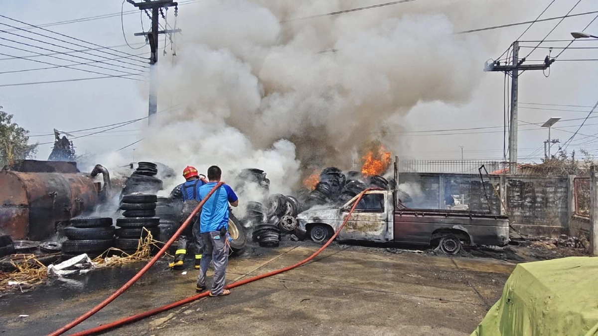 ไฟไหม้ป่าลามเผากองยางหลังเซียงกงรังสิต วอดรถยนต์ 2 คันรวด