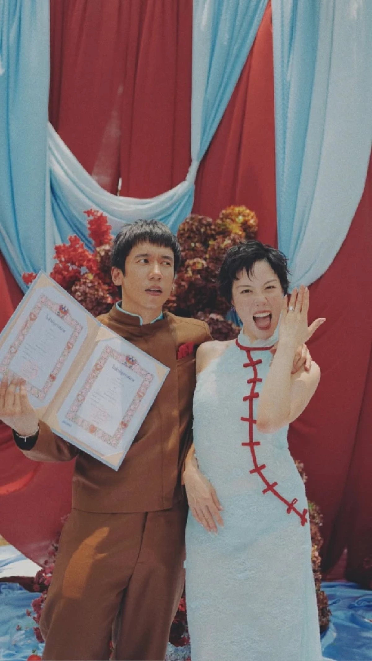 “พลอย หอวัง-เต” จูงมือแต่งงาน ท่ามกลางบรรยากาศเรียบง่าย 