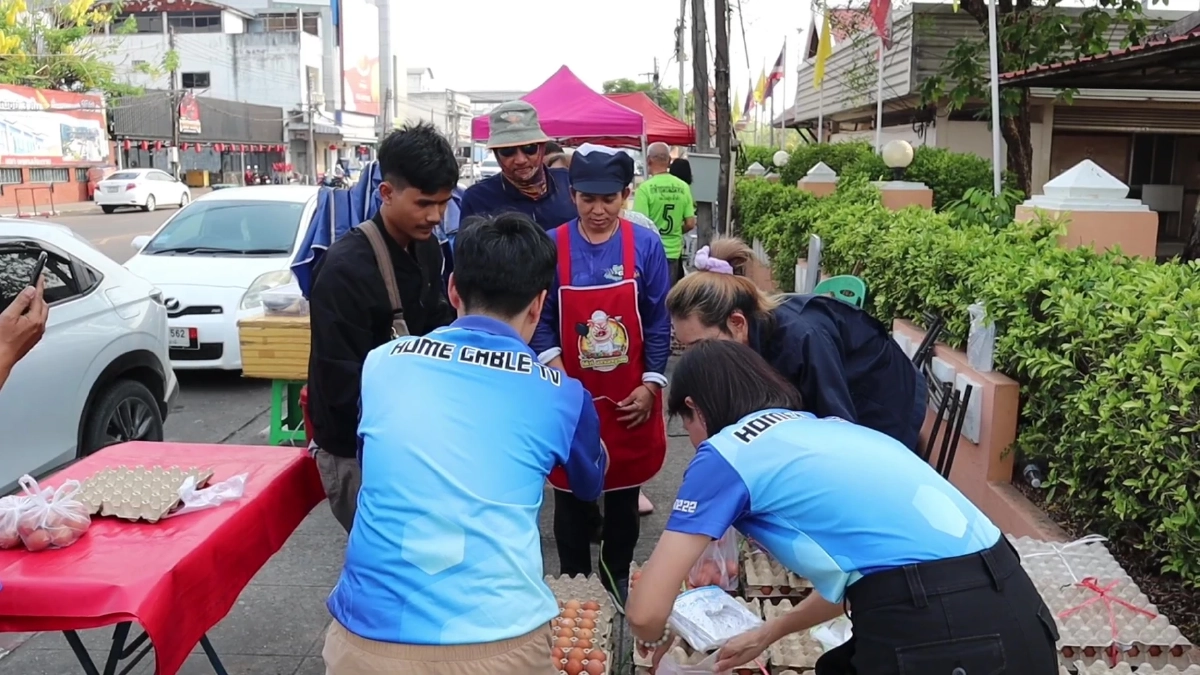 หนุ่มขนไข่ 6,000 ฟองแจกฟรีชาวอุดรฯ ช่วยลดภาระน้ำมันแพง