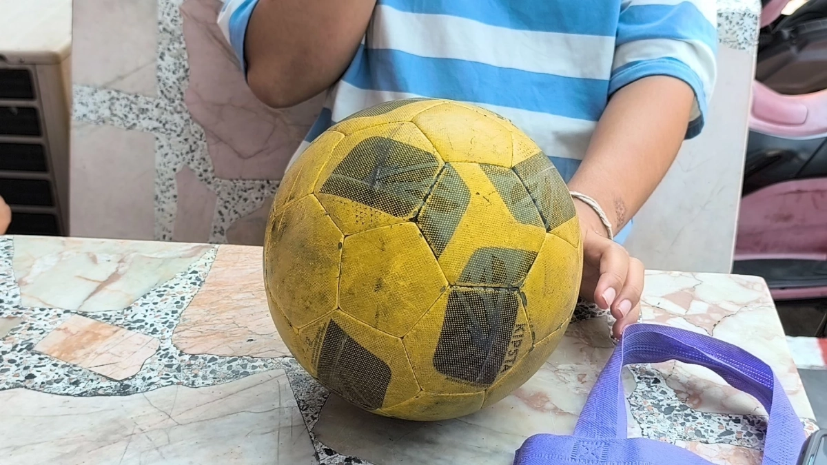 ลูกบอลปริศนาหล่นจากกระบะ หนุ่มขี่ จยย.ทับ เลือดออกในสมอง