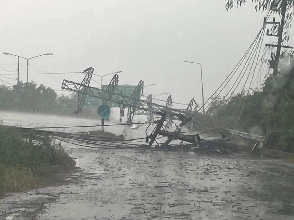 เสาไฟล้มหลายต้นช่วงแยกโคกหอม-สวนน้อมเกล้า กบินทร์บุรี เร่งแก้ไข
