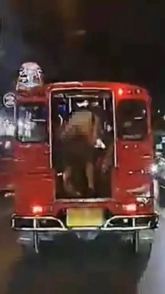 โซเชียลวิจารณ์ยับ นักท่องเที่ยวโชว์อนาจารบนตุ๊กตุ๊กภูเก็ต