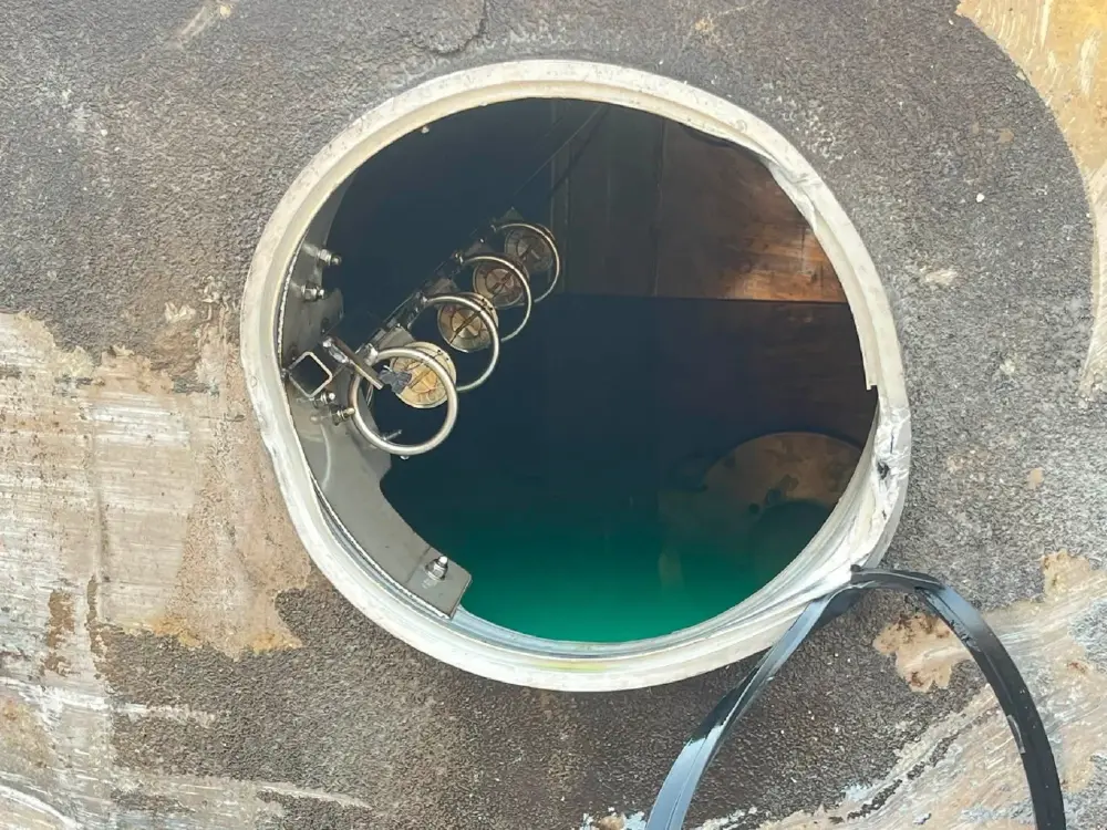 ระทึก! รถบรรทุกน้ำมันพลิกคว่ำ น่าน น้ำมันไหลทะลัก 6 พันลิตร