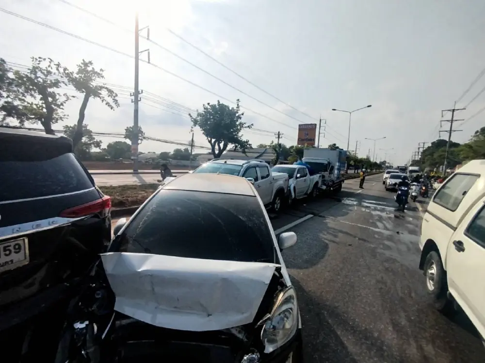 เกิดเหตุระทึก รถชนท้ายระนาว 7 คันรวด บนถนนสาย 224 เจ็บกว่า 10 ราย