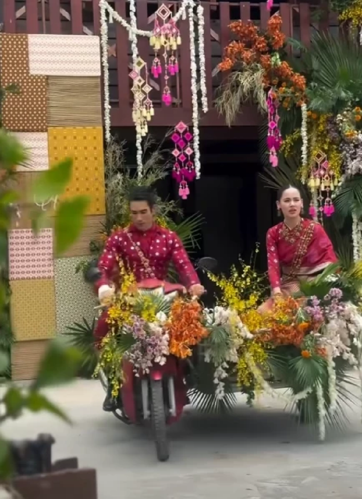 แห่ส่องทะเบียนรถส่งตัว "ณเดชน์ - ญาญ่า" เห็นชัดๆไม่ต้องซูม