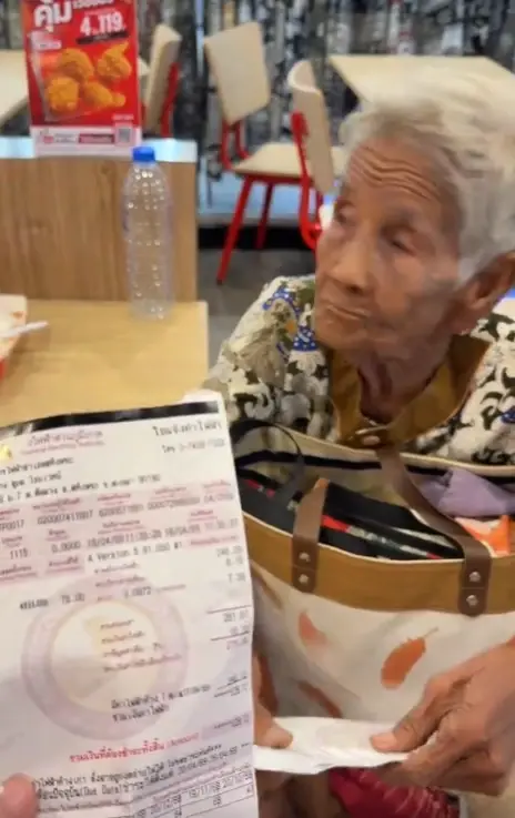 สาวควักเงินช่วยยายทันที หลังเห็นนั่งเครียด ไม่มีตังค์จ่ายค่าไฟ