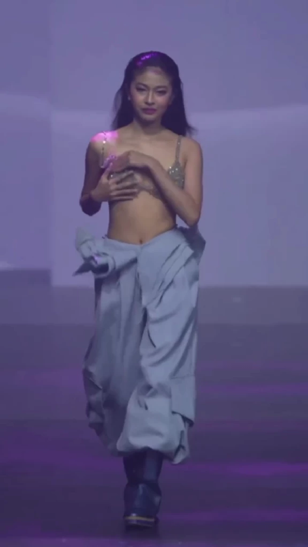 ชื่นชมทั้งโซเชียล นางแบบสาว แก้เกมเฉียบ หลังชุดพลาดกลางเวที