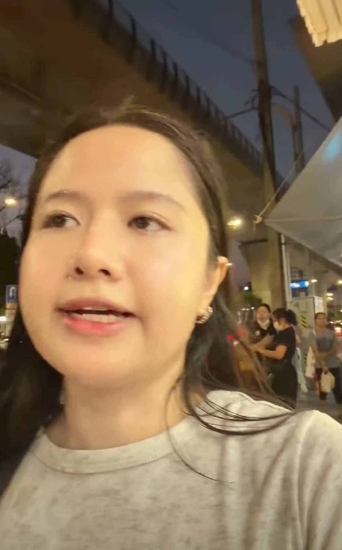 เจอกับตัว สาวแฉแม่ค้าหัวร้อน สะบัดน้ำใส่ รู้วีรกรรมเก่ายิ่งอึ้ง