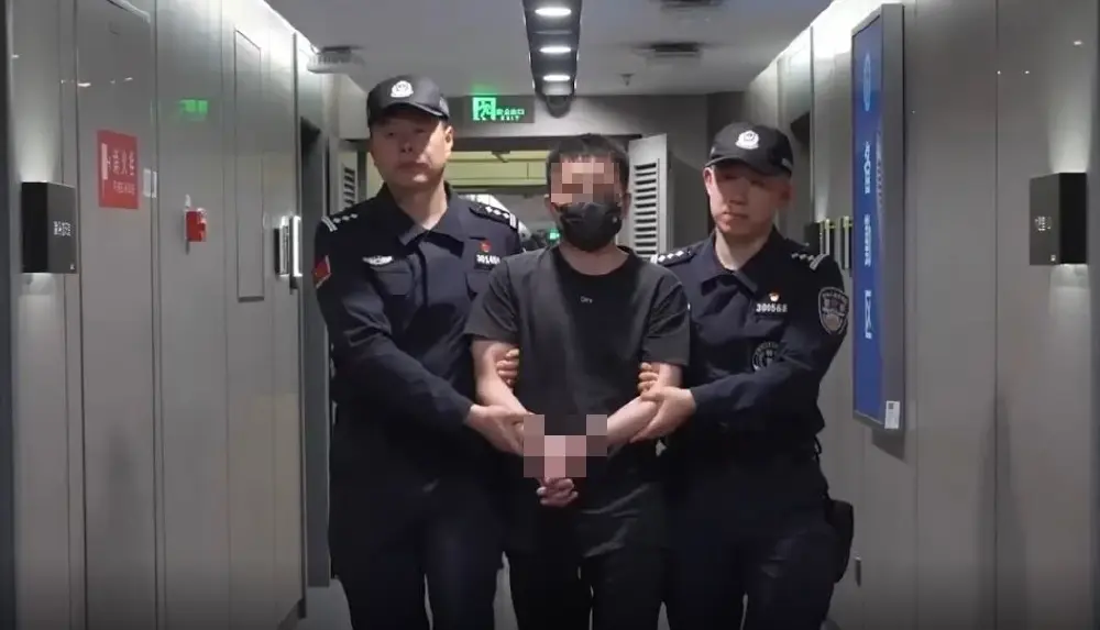 จีนรับตัวผู้ต้องสงสัยรายใหญ่ คดีพนันออนไลน์ข้ามชาติ กลับจากไทย