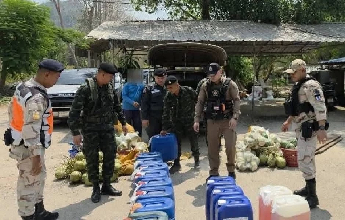 จับกระบะซุกน้ำมันเถื่อนใต้กองแตงโม สกัดลอบส่งขายเมียนมา