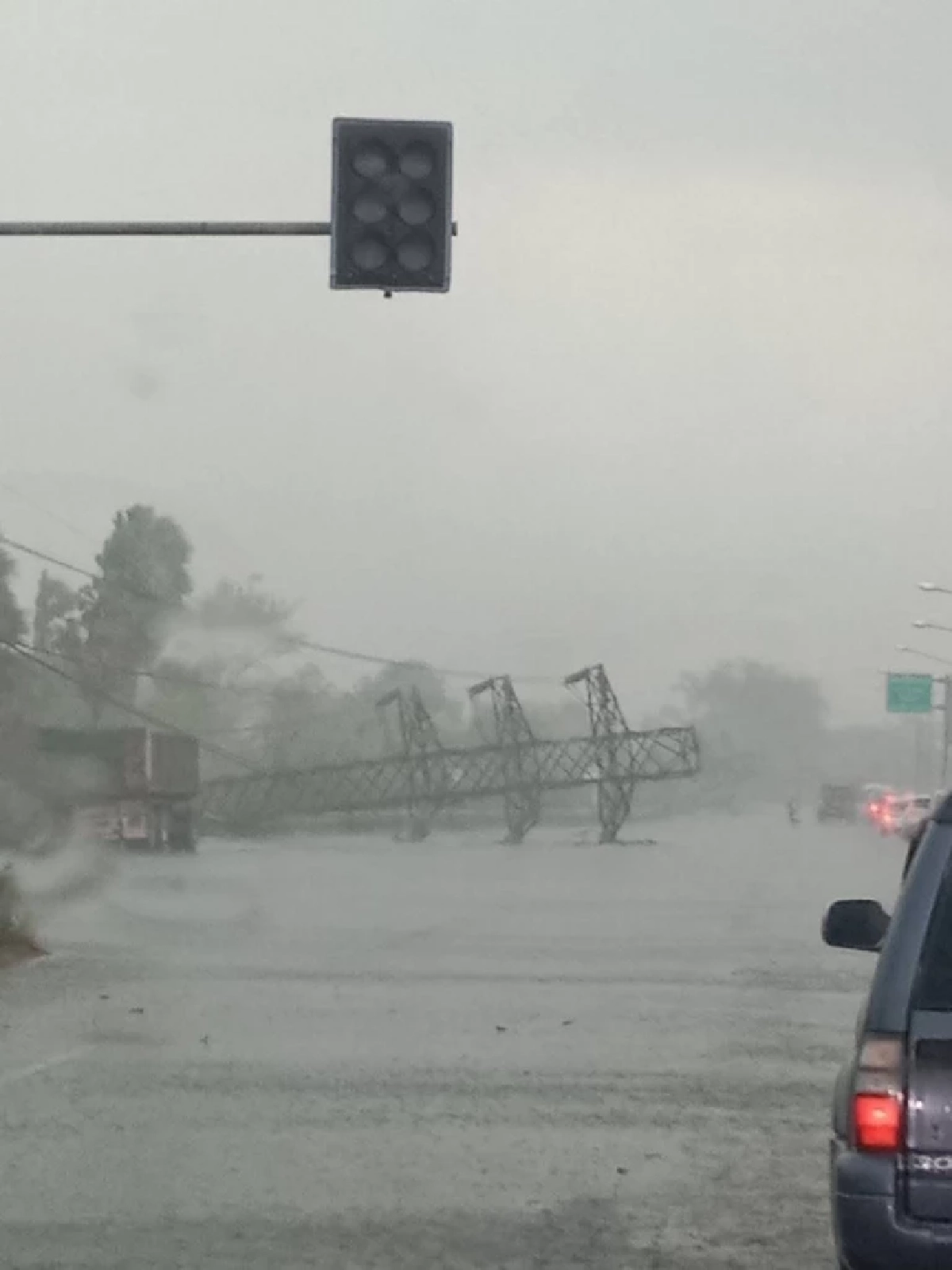 เสาไฟล้มหลายต้นช่วงแยกโคกหอม-สวนน้อมเกล้า กบินทร์บุรี เร่งแก้ไข