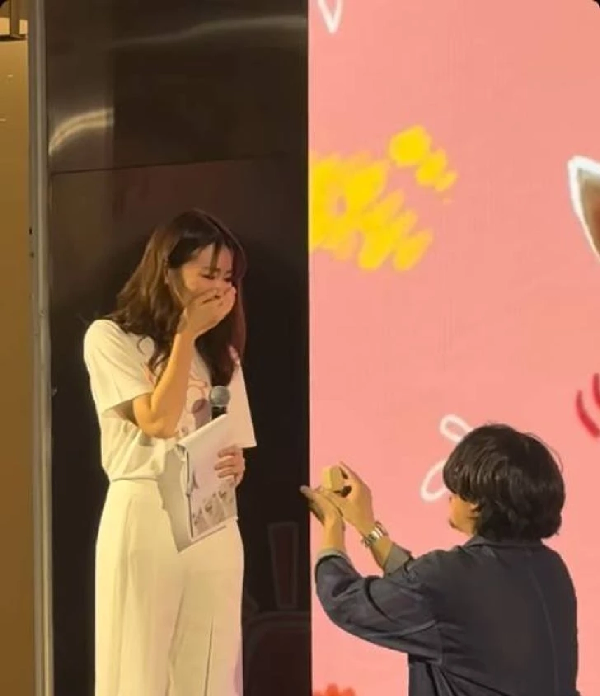 น้ำตาซึม ผกก.โกฮัง คุกเข่าขอพิธีกรสาวแต่งงาน ทำคนดูร้องไห้ตาม