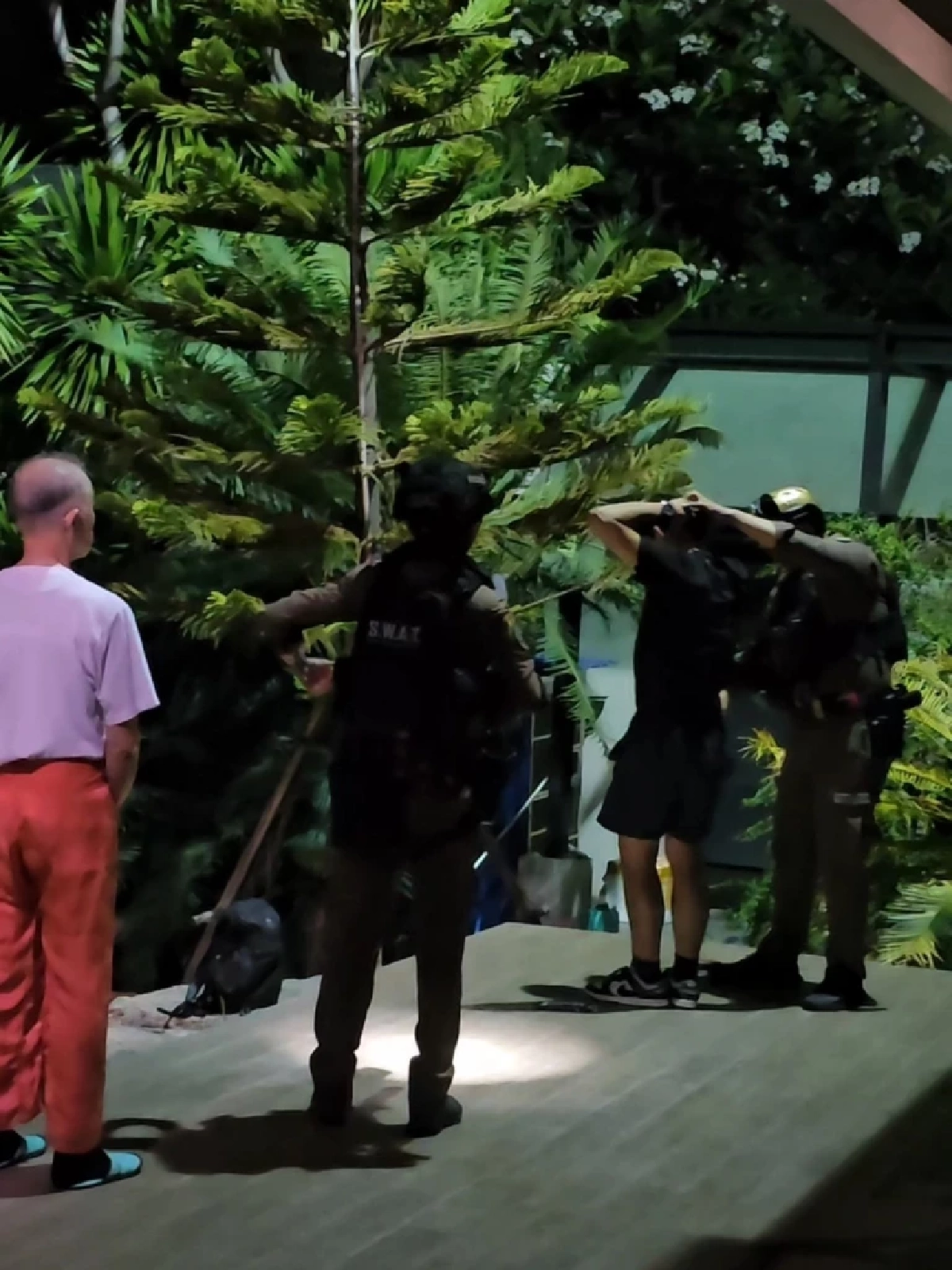 ผวาทั้งบ้าน ดาราดัง เล่านาทีระทึก ชายชุดดำปีนรั้วบุกกลางดึก