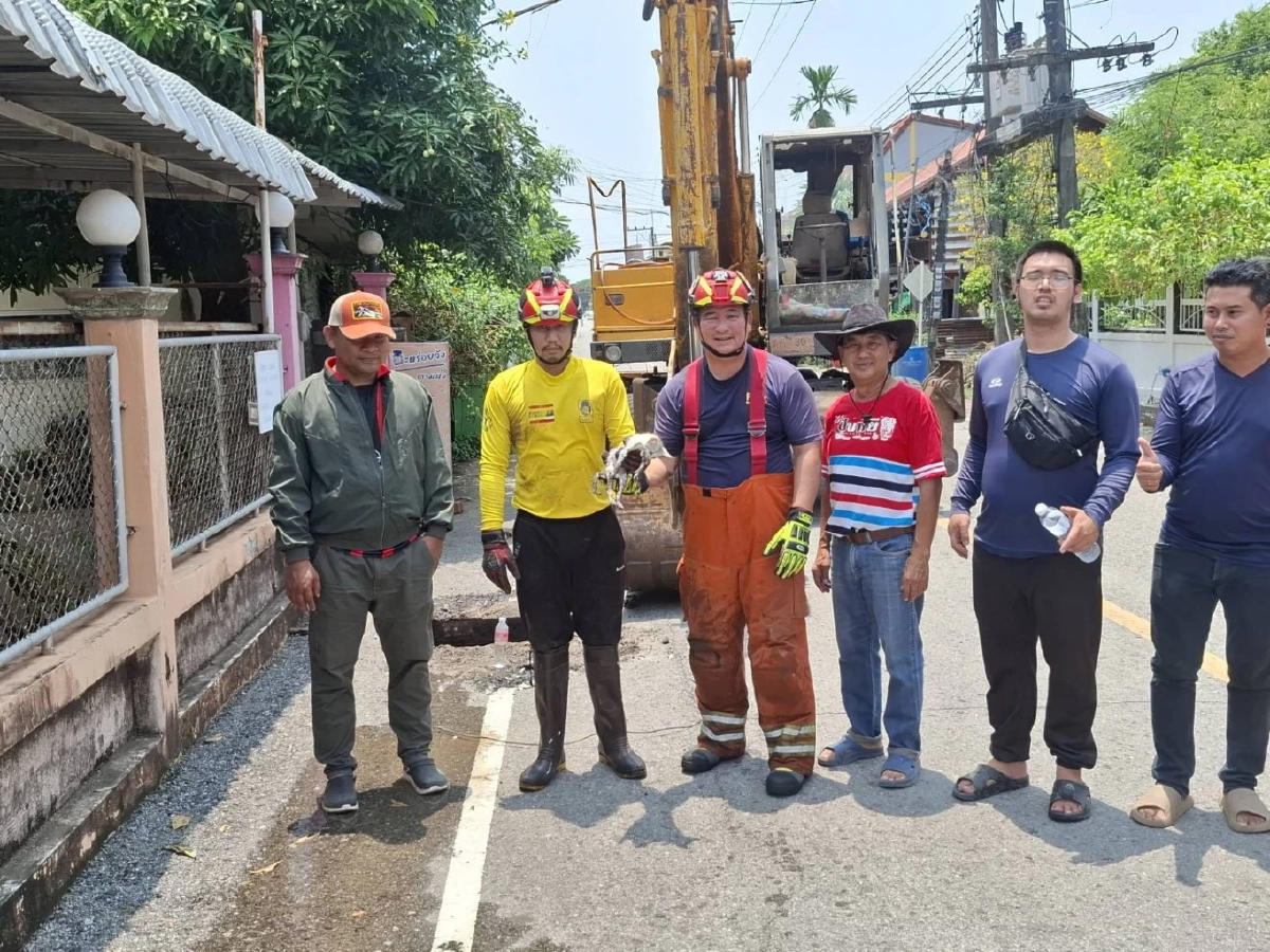 นาทีชีวิต แบ็คโฮขุดถนนช่วยแมวติดท่อ เจ้าหน้าที่ลั่นทุกชีวิตมีค่า