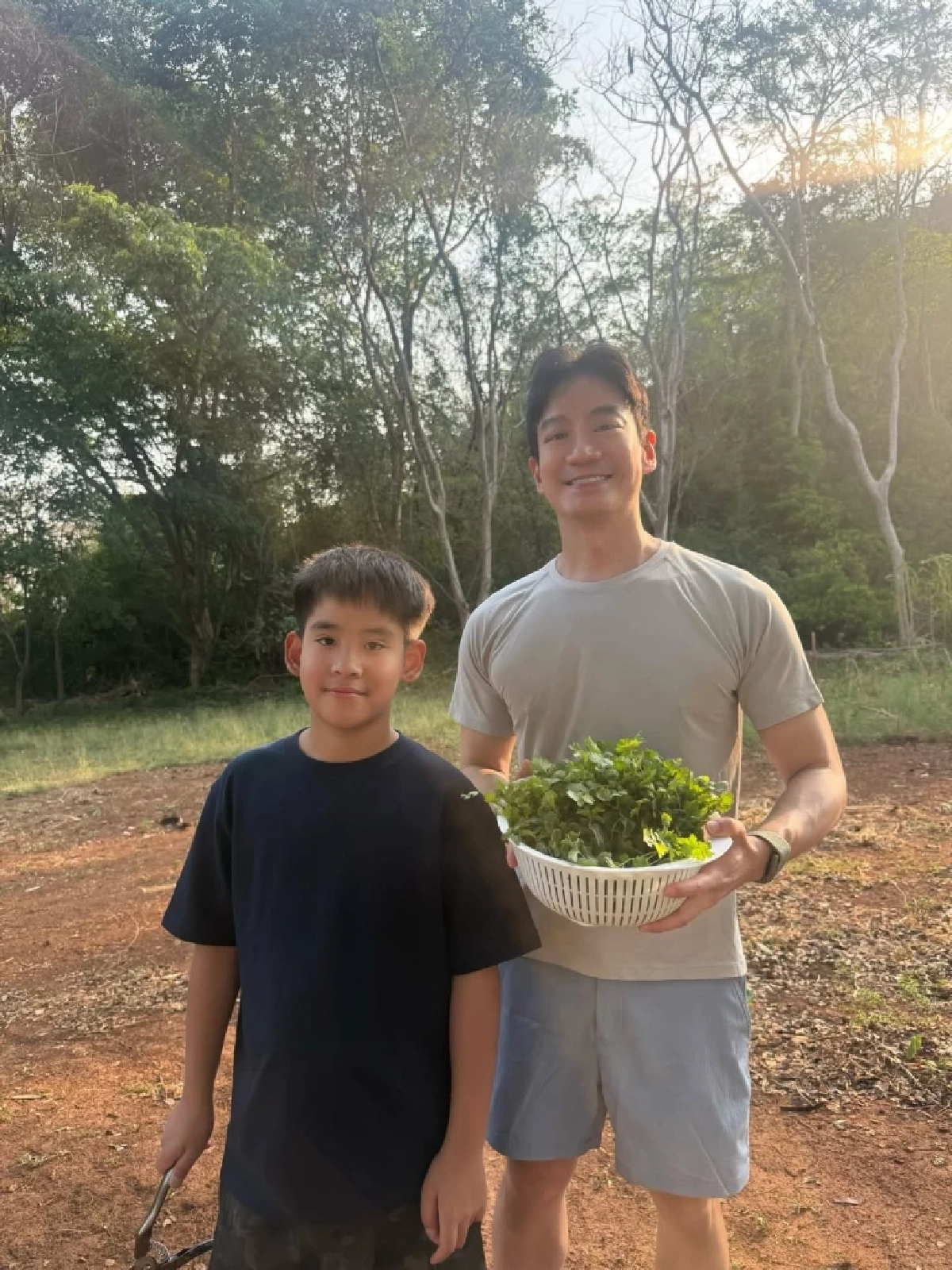 หมอโอ๊ค สมิทธิ์   ชวนลูกชาย ลุยเก็บผลผลิต โตไวหล่อเหมือนพ่อ