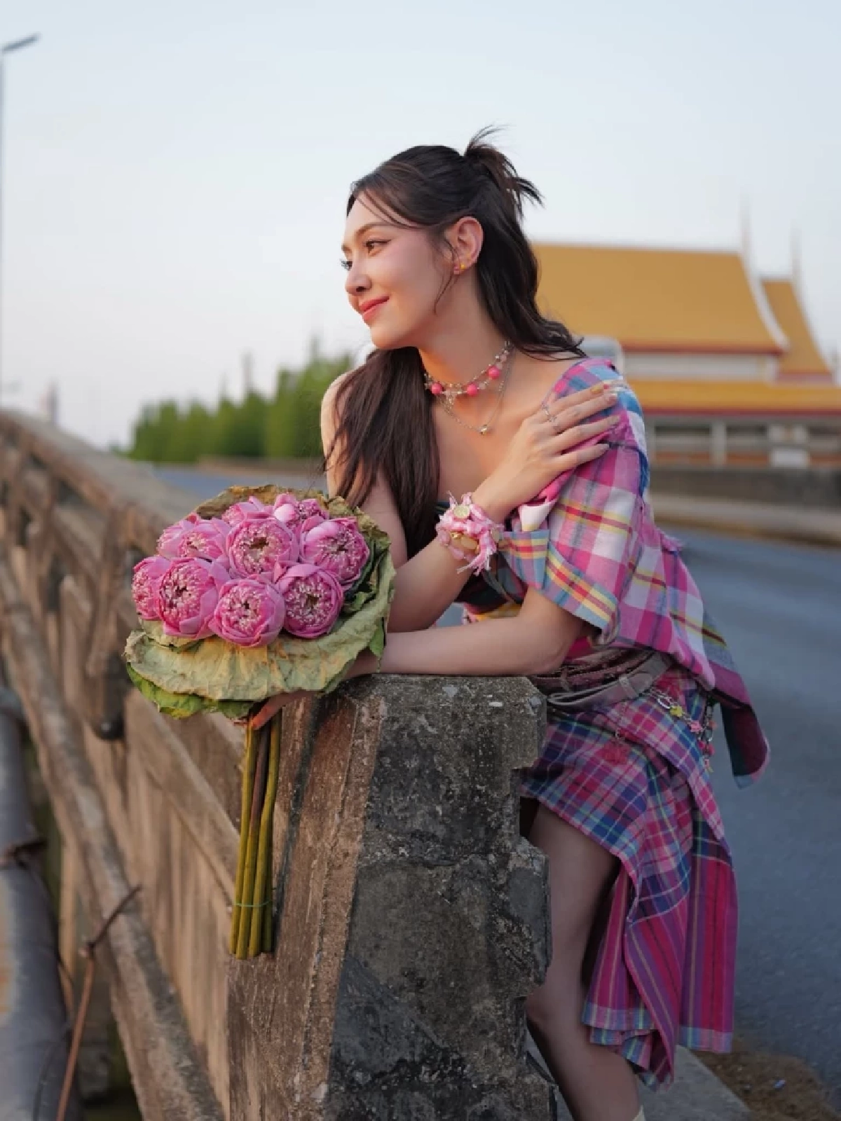 เบลล่า ราณี ถือดอกบัวโชว์ลุคหวาน ชุดผ้าขาวม้าสะกดทุกสายตา