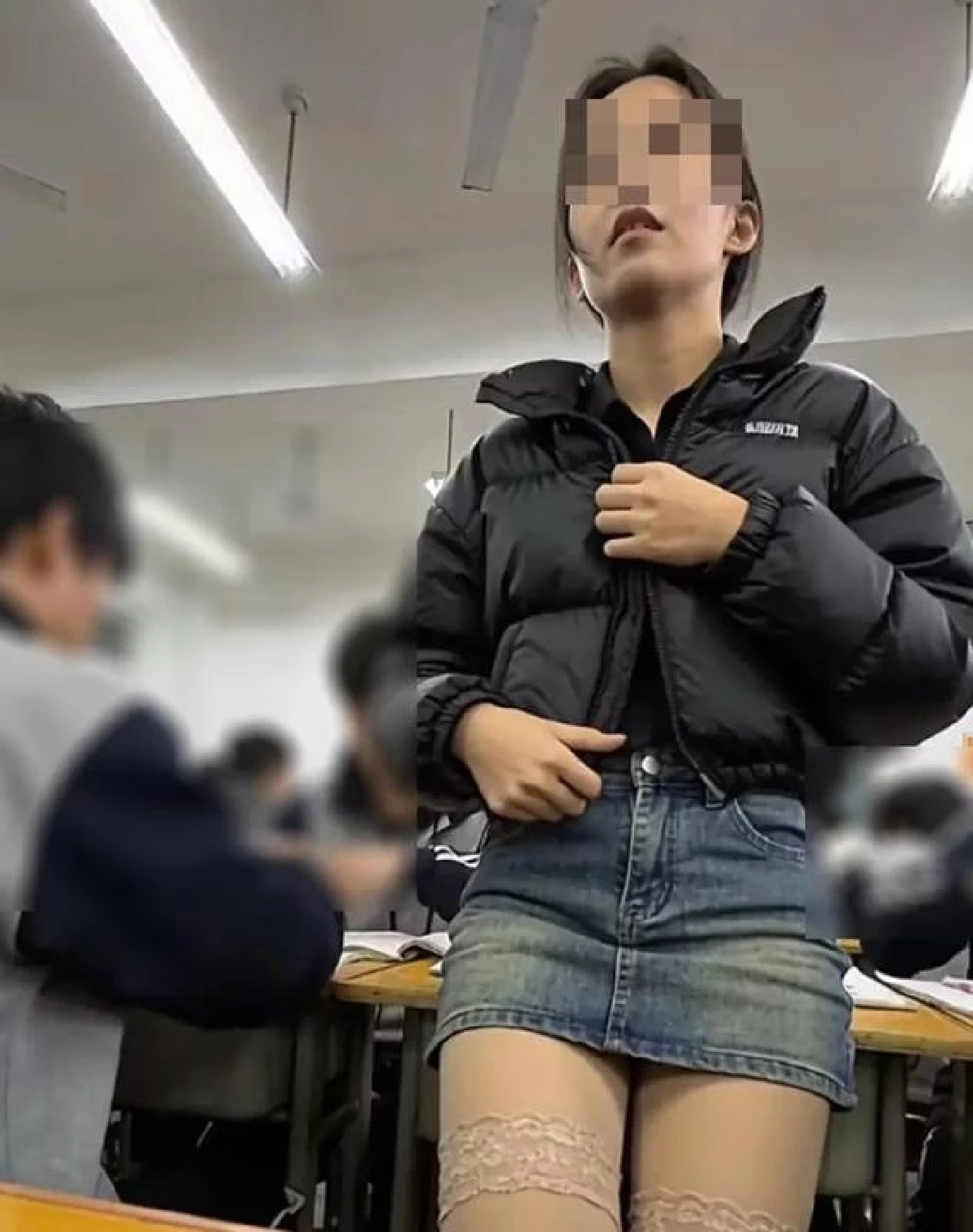 วิจารณ์สนั่น ครูสาวแต่งจัดเต็มเข้าสอน นักเรียนไม่กล้าเงยหน้า