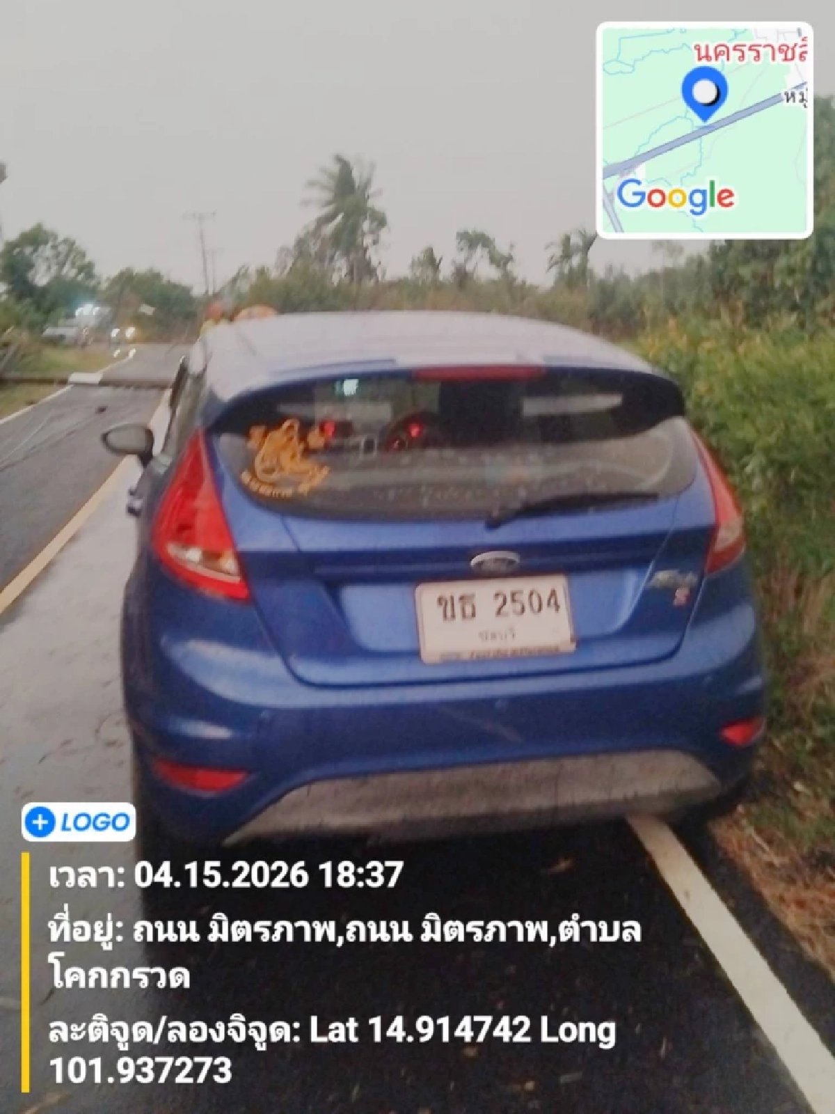 รอดปาฏิหาริย์! เสาไฟทับเก๋งพังยับ คอหวยแห่ส่องเลขทะเบียนลุ้นโชค