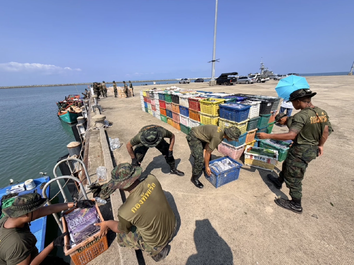 ศรชล.ตราด สกัดจับเรือ 5 ลำลอบขนสินค้าส่งเขมร ยึดของกลางเพียบ