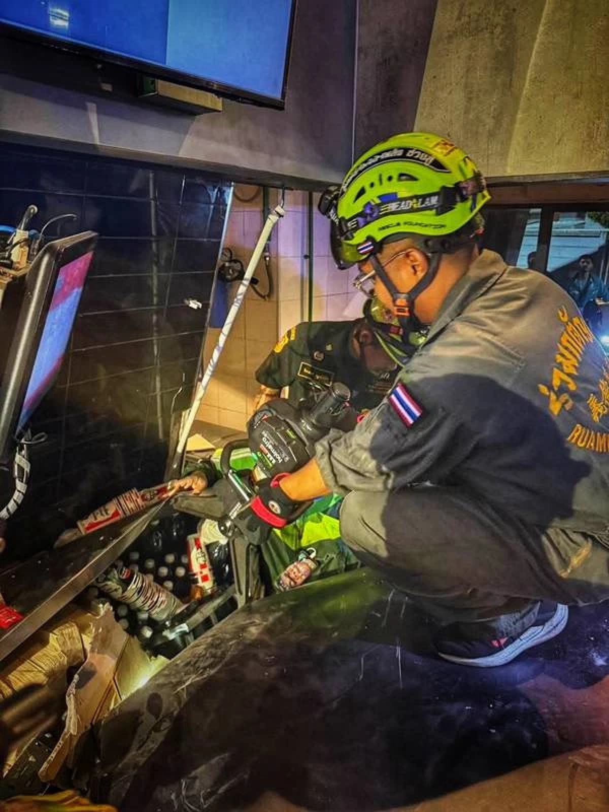 เปิดทะเบียนรถหรูขับพุ่งชนร้านไก่ทอดชื่อดัง โชคดีไร้เสียชีวิต