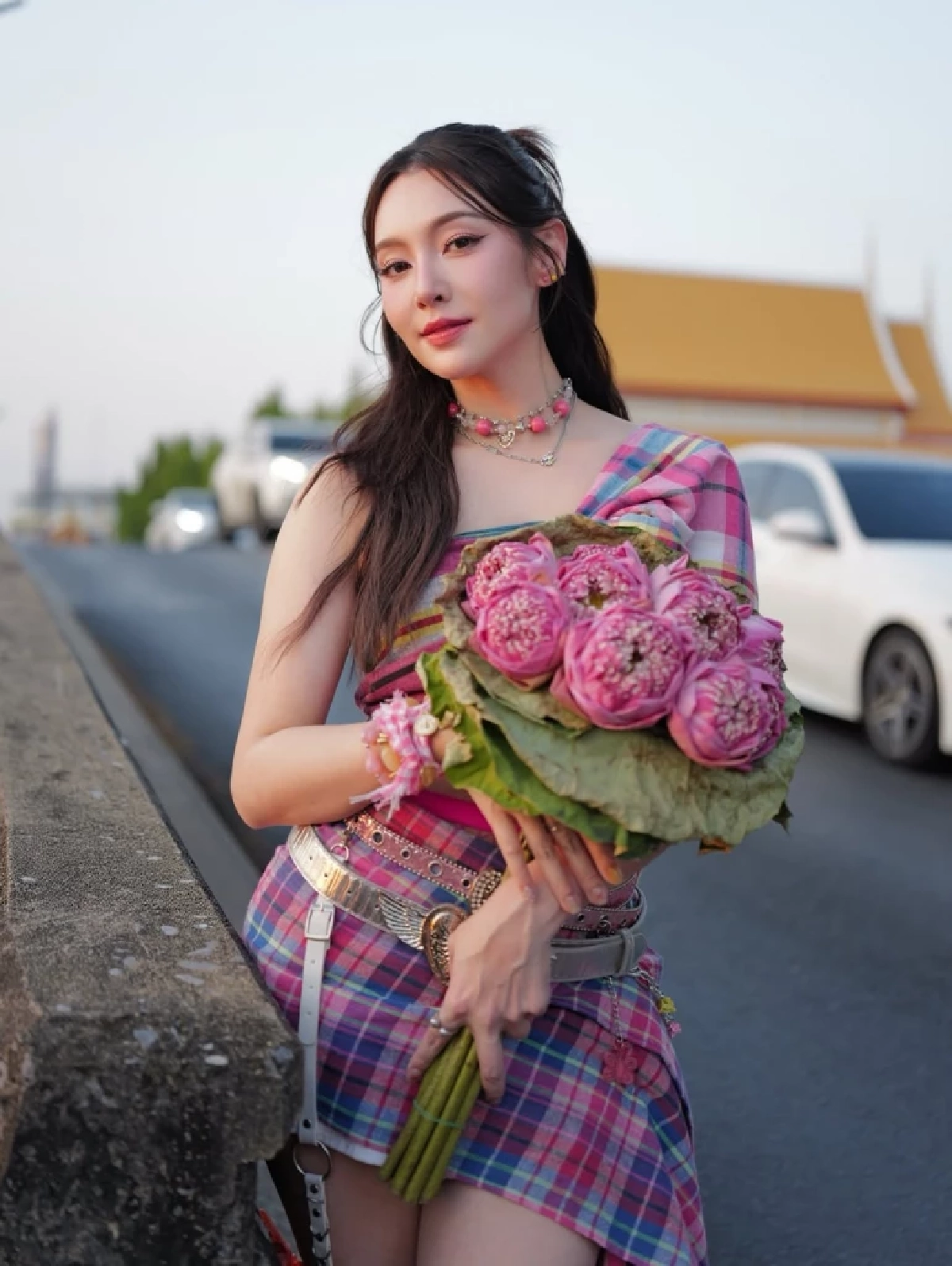 เบลล่า ราณี ถือดอกบัวโชว์ลุคหวาน ชุดผ้าขาวม้าสะกดทุกสายตา