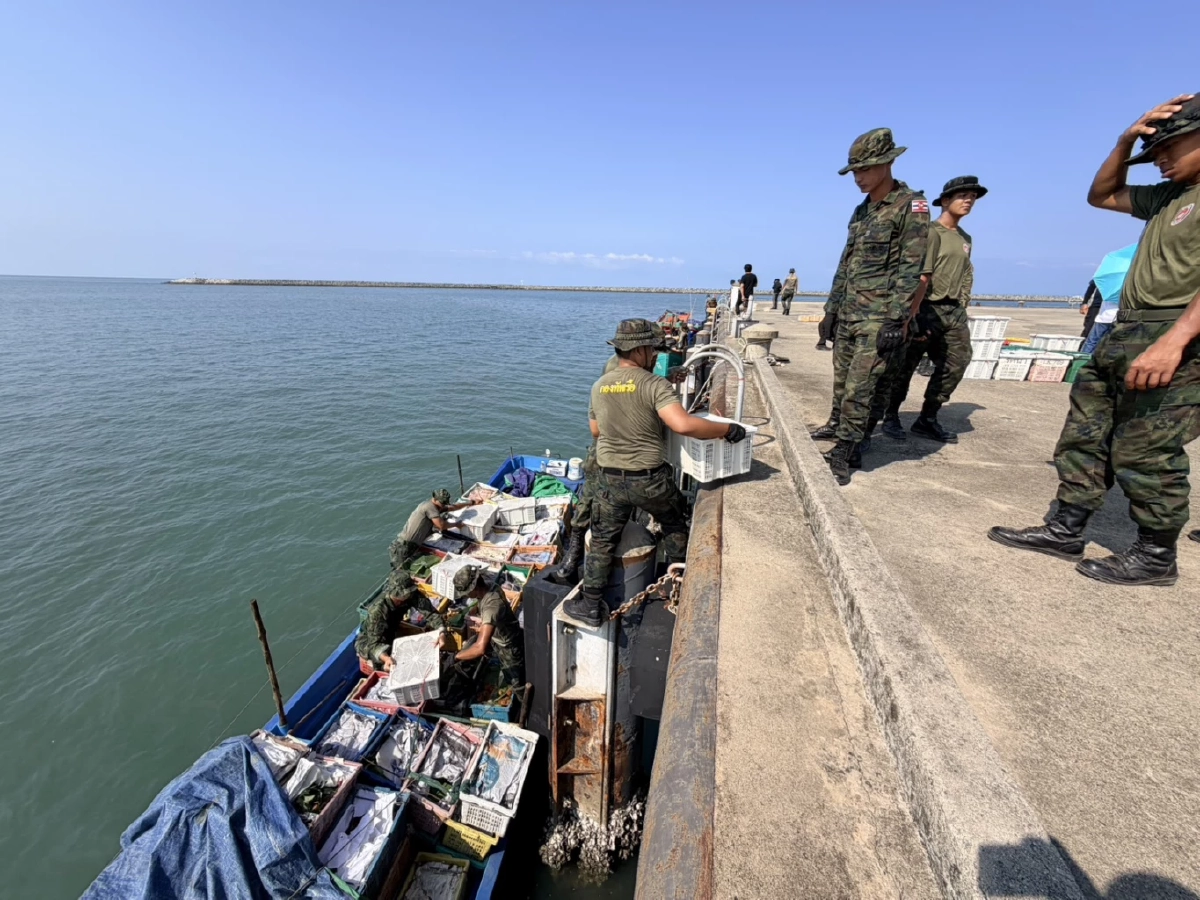 ศรชล.ตราด สกัดจับเรือ 5 ลำลอบขนสินค้าส่งเขมร ยึดของกลางเพียบ