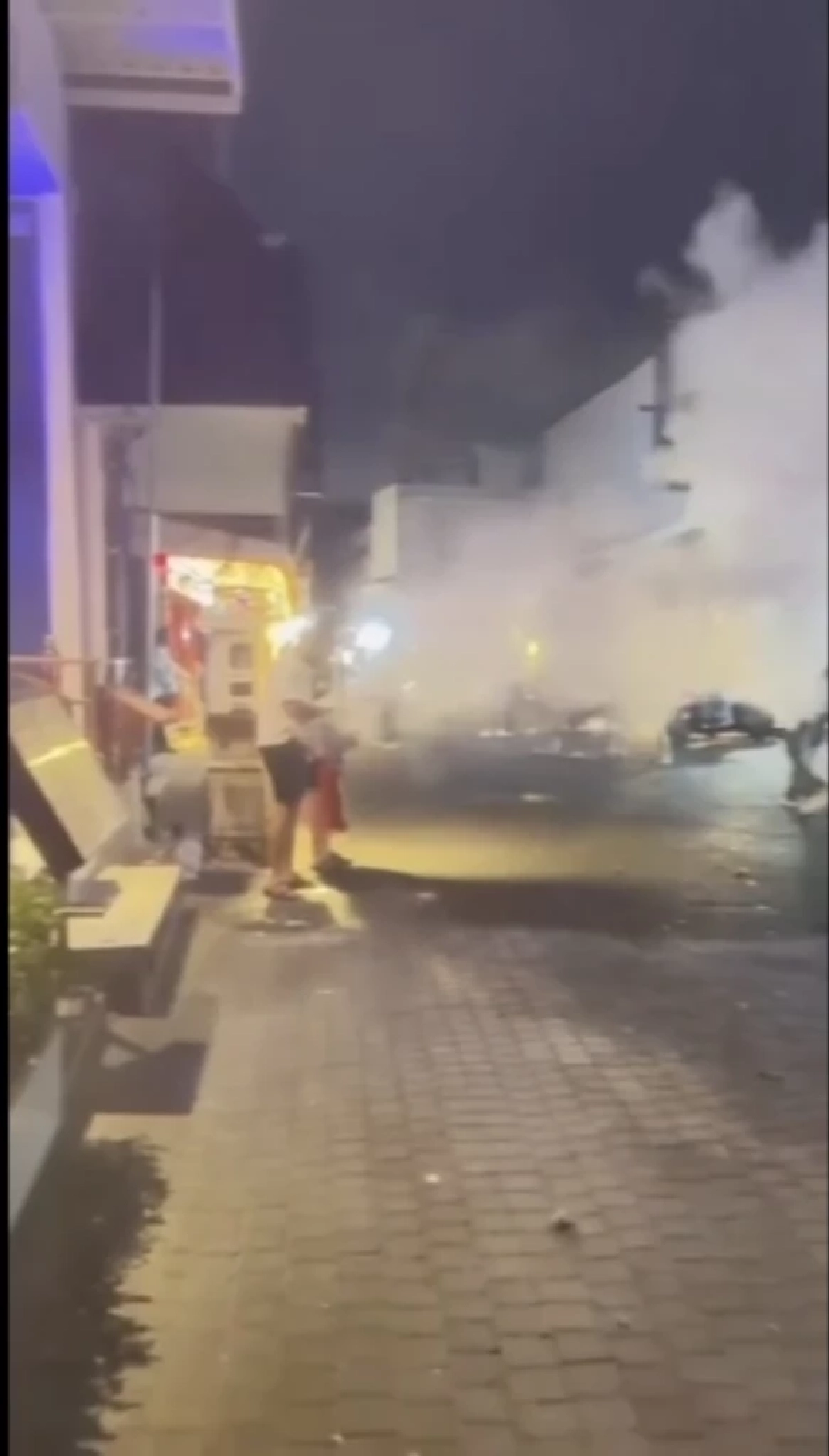 สงกรานต์พัทยาวุ่น! สองต่างชาติพิเรนทร์ อุ้มถังดับเพลิงฉีดแทนน้ำ 