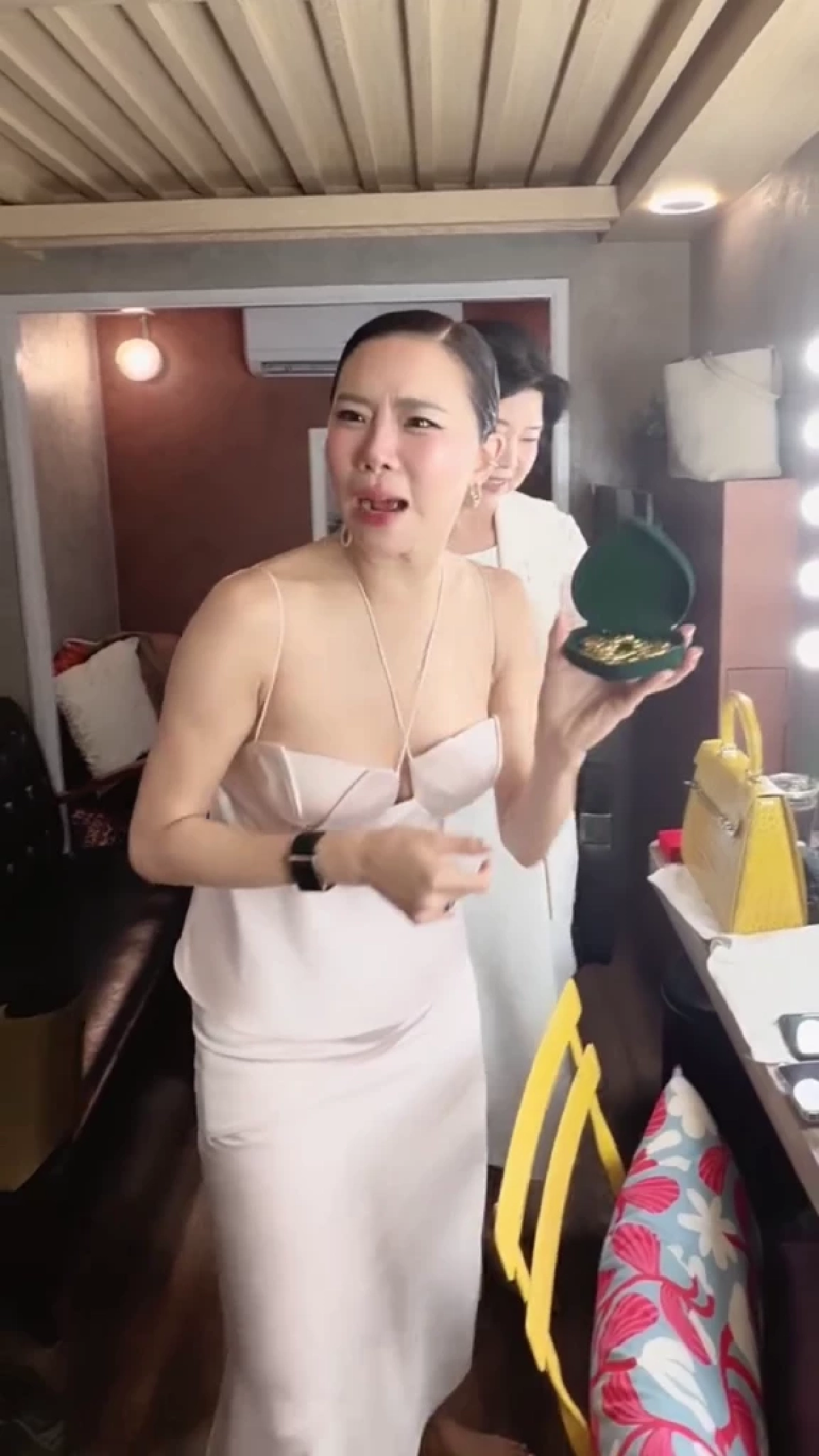 ฮาทั้งงาน! “คริส หอวัง” เปิดของรับไหว้สุดพิเศษจากคุณแม่