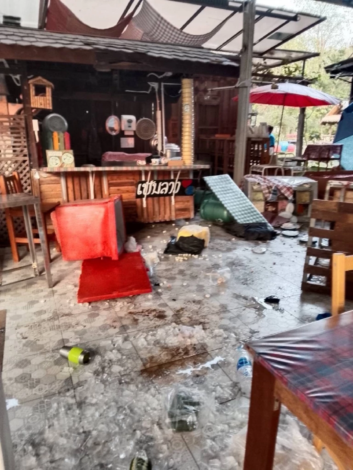 ช้างป่า "พลายเบี่ยงเล็ก" บุกรื้อร้านมิชลินเขาใหญ่พังยับรอบ 2