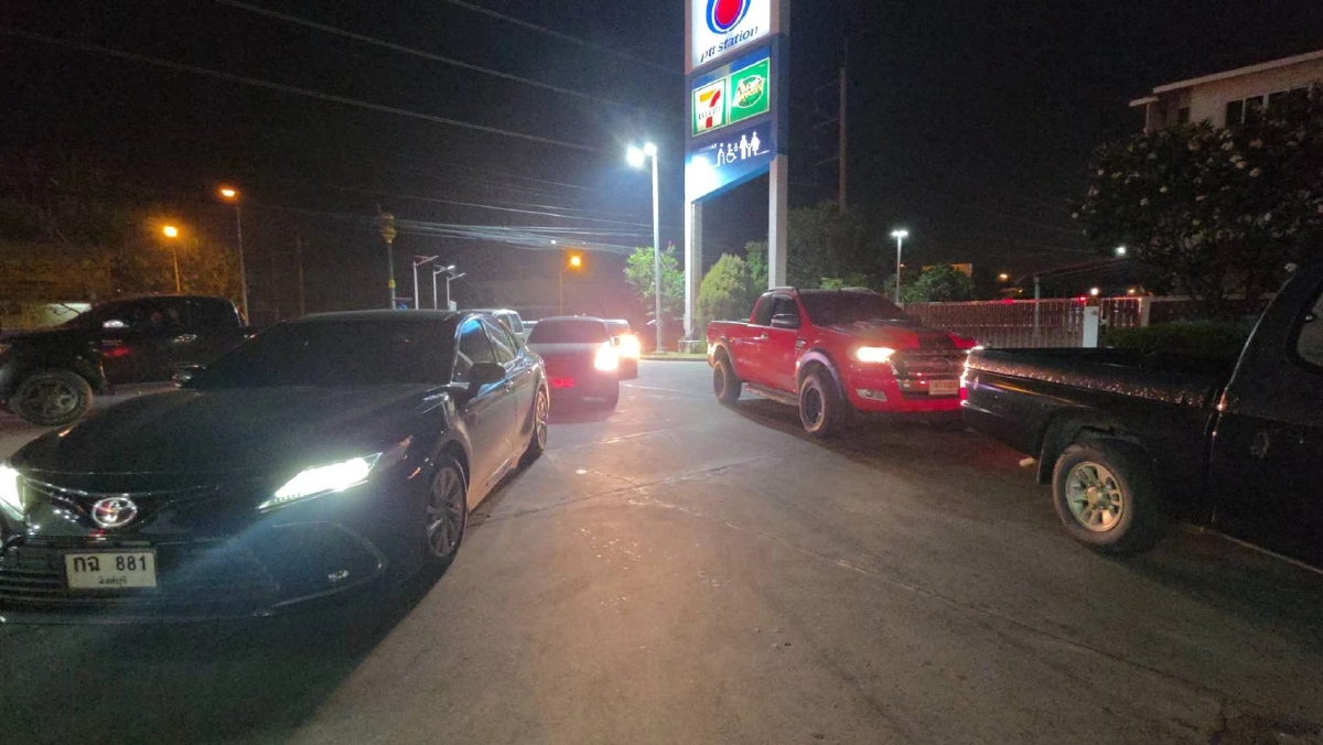 ปั้มแตกคนแห่เติมน้ำมันล้นคิว หลัง กบน. สั่งปรับราคาขึ้น 2 รอบซ้อน